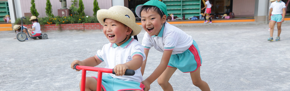 三輪車で遊ぶ園児